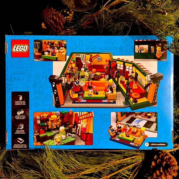 LEGO Friends- Central Perk Set 21319 - Picture 2 of 4